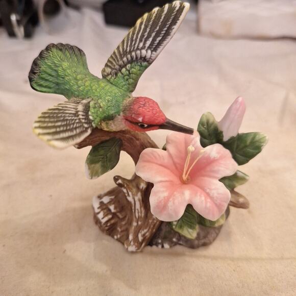 Lovely Vintage Bisque Porcelain Hummingbird Figurine HAND PAINTED🌷 - Picture 1 of 5